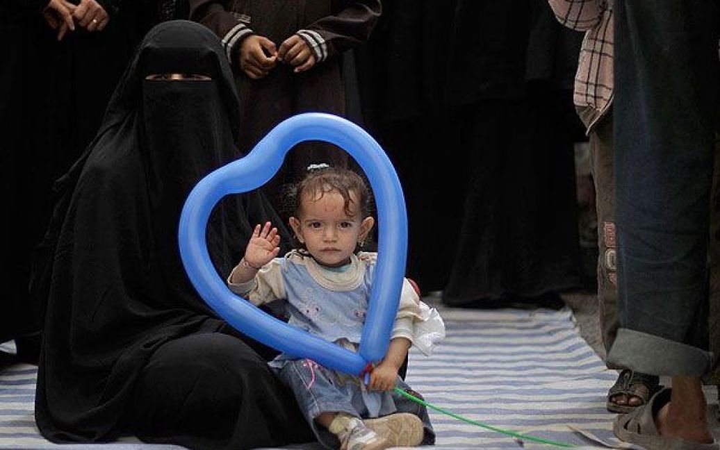 Ємен, Сана. Єменська дівчинка з повітряною кулькою бере участь у демонстрації в місті Сана. / © 