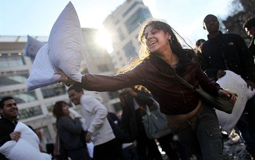 У світі відзначили Міжнародний день битви подушками масовими "боями на подушках" / © AFP