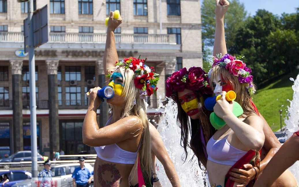 Жіночий рух FEMEN провів на Майдані Незалежності в Києві акцію протесту у фонтані "Євромийка-2012". / © 