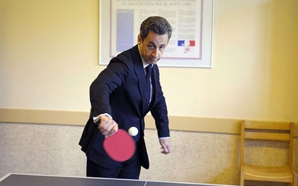 Франція, Баньер-де-Люшон. Президент Франції Ніколя Саркозі грає у пінг-понг під час візиту до школи реінтеграції у місті Баньер-де-Люшон на півдні Франції. / © AFP