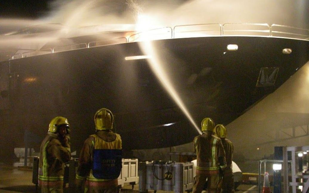 Пожежні загасити вогонь не змогли, від розкішної яхти залишилося тільки скловолокно і металевий корпус. / © Picasaweb.google.com