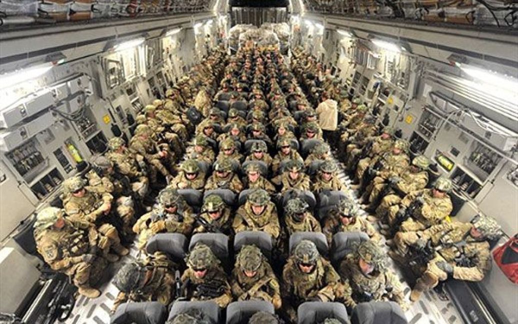 Киргизстан, Бішкек. Американські солдати з 234-ої піхотної дивізії здійснюють переліт до Афганістану з транзитного центру Манас у місті Бішкек. / © AFP