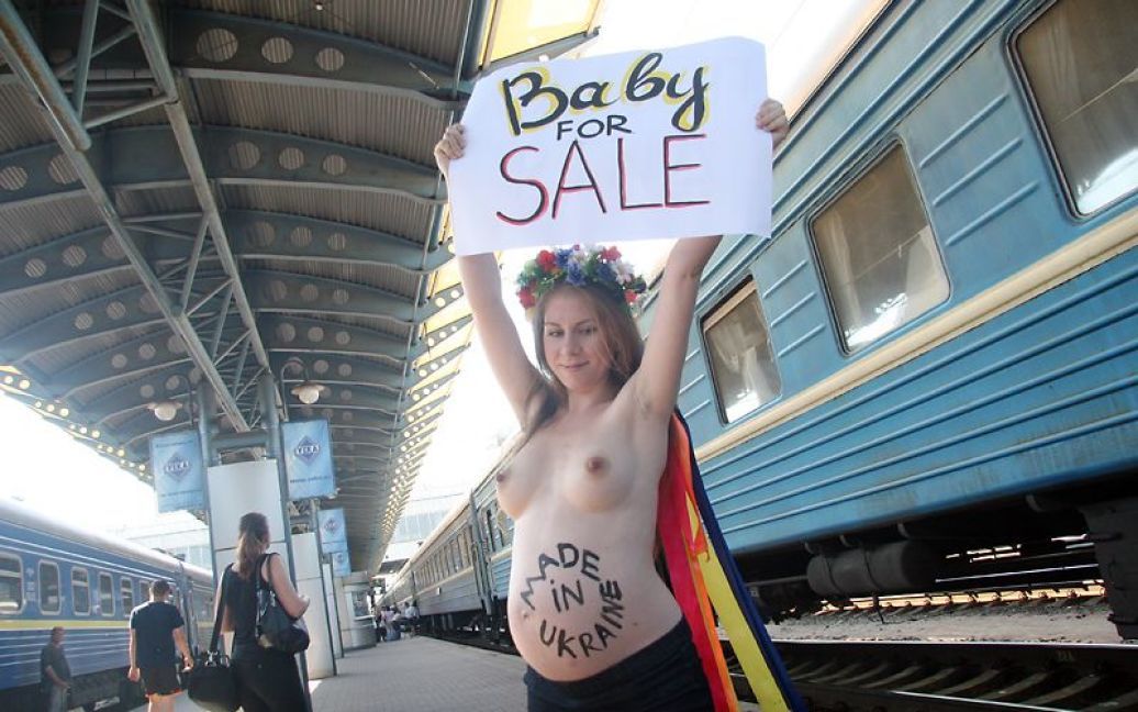 Моно-акцію жіночій рух FEMEN провів проти української суррогатно-породильної індустрії. / © femen.livejournal.com