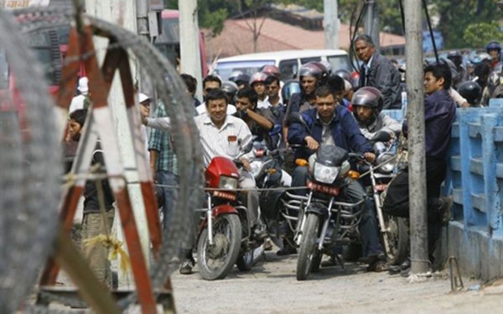 Непал, Катманду. Мотоциклісти чекають дозволу на в&rsquo;їзд до автозаправної станції. Представники державної влади Непалу, монополіста паливної індустрії, заявляють, що в державі немає грошей для імпорту пального. / © AFP