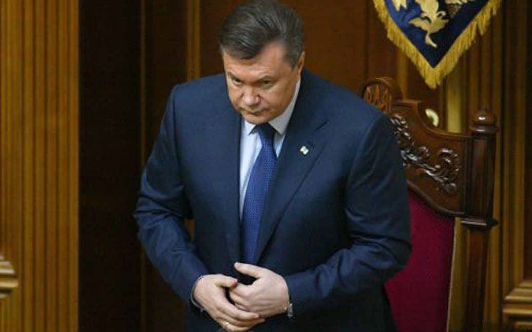 До сесійної зали Верховної ради було внесено штандарт президента України, після чого Янукович розпочав виголошення промови до ВР. / © УНІАН