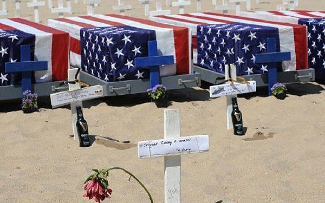 США, Санта-Моніка. Квітка встановлена на символічній могилі сержанта Тімоті Мартіна у Західному Меморіалі Арлінгтон у День Пам&#039;яті. / © AFP