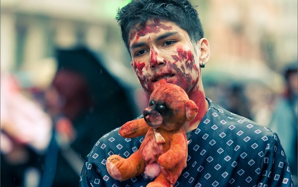 Кілька сотень молодих людей у костюмах "живих мерців" спробували провести традиційний зомбі-флешмоб на Старому Арбаті / © taek.livejournal.com