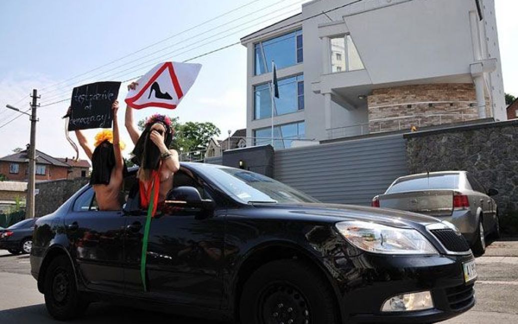 Жіночий рух FEMEN провів в Києві топлес-акцію протесту "Дай дорогу!". / © Жіночий рух FEMEN