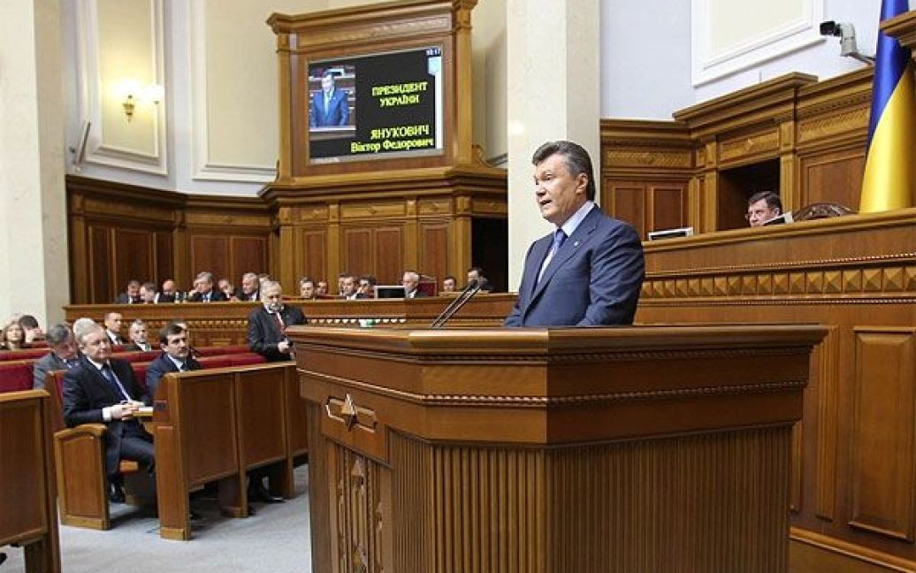 "З цієї трибуни я хочу звернутись до кожного українця: досить жалітись і принижуватись", - наголосив він. / © President.gov.ua