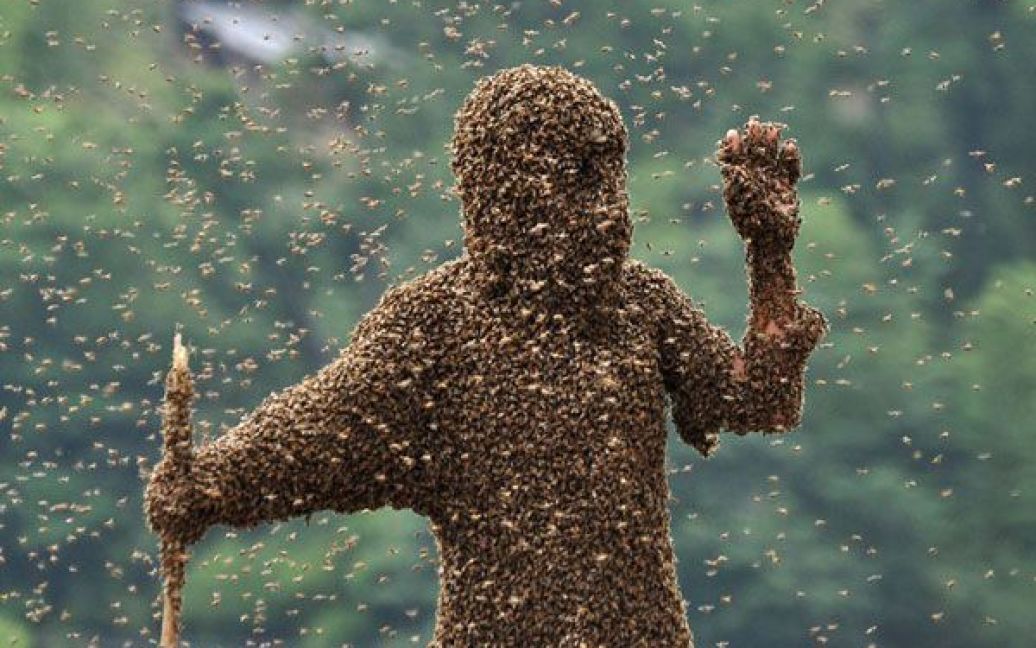 В ніс бджоляри вставили спеціальні трубки, щоб дихати під шаром бджіл. / © bigpicture.ru