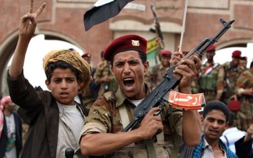 Ємен, Сана. Єменські солдати, які перейшли на бік антиурядових демонстрантів, тримають зброю із написом "Йди!" під час демонстрації із закликом до повалення президента країни Алі Абдалли Салеха. / © AFP