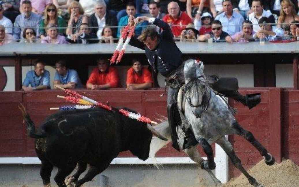 Іспанія, Мадрид. Іспанський матадор Фермін Бохоркез бере участь у бої биків проти бика з заводу Кармен Лоренцо під час свята Сан-Ісідро на арені "Лас-Вентас" в Мадриді. / © AFP