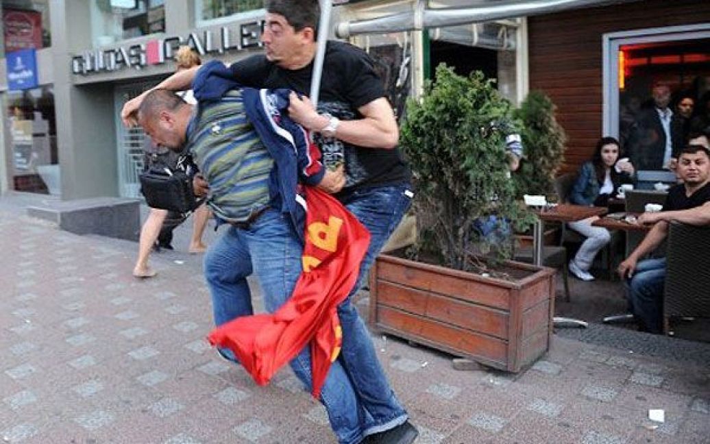 Туреччина, Стамбул. Турецькі ліві беруть участь в акції протесту проти прем&#039;єр-міністра Туреччини Таїпа Ердогана, під час якої поліцейські побили цивільних демонстрантів. / © AFP