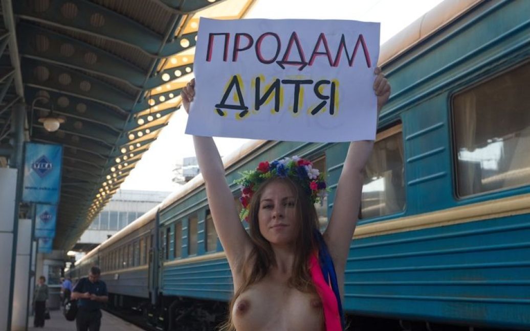 Жіночий рух FEMEN влаштував чергову топлес-акцію протесту на центральному вокзалі у Києві. / © femen.livejournal.com