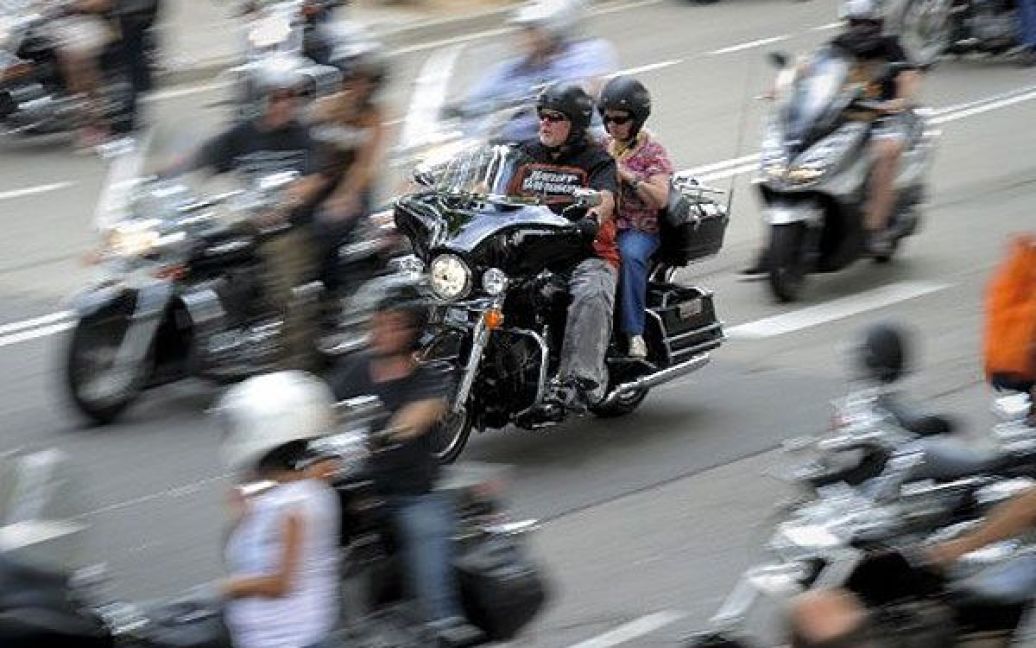 Іспанія, Барселона. Тисячі мотоциклістів на мотоциклах Harley Davidson проїхали вулицями Барселони під час святкування Дня Харлею в Барселоні. / © AFP