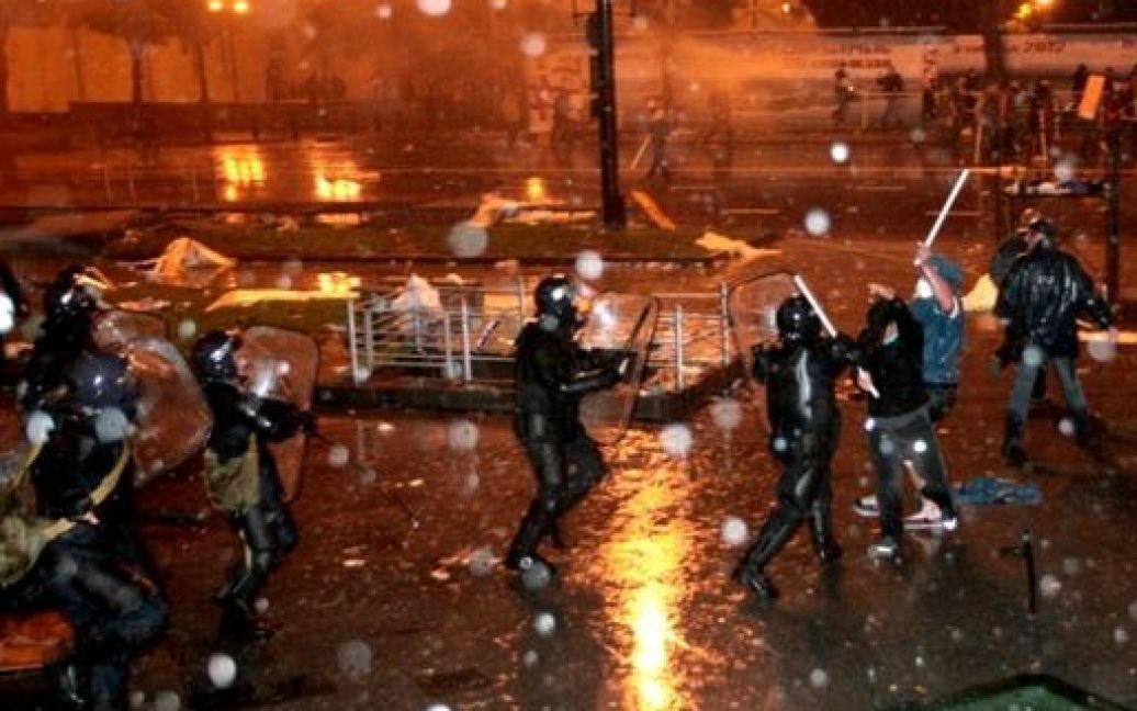 Ніч перед святкуванням Дня незалежності в Грузії завершилася кривавим розгоном мітингу опозиції, в результаті чого троє людей загинули, 37 постраждали. / © AFP