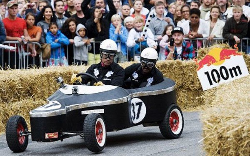В Стокгольмі провели перегони на саморобних "мильницях" Stockholm Red Bull Soapbox 2011. / © AFP