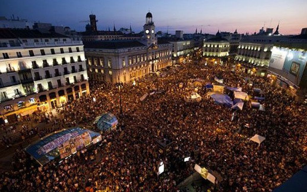 Іспанія, Мадрид. Іспанські активісти руху "обурених" зібрались на площі Пуерта-дель-Соль в Мадриді напередодні чергової демонстрації. Після семи тижнів протестів в іспанській столиці "обурені" вирушили маршем по всій країні, відвідали Барселону, Малагу та Валенсію. / © AFP