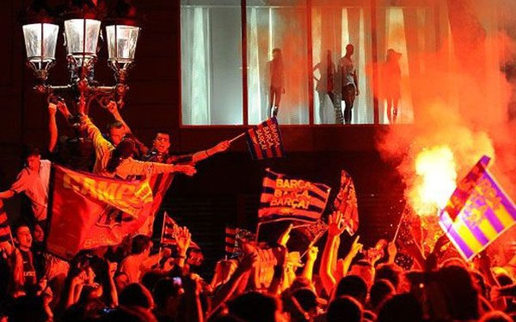 Іспанія, Барселона. Прихильники "Барселони" святкують перемогу своєї команди у Лізі Іспанії. "Барселона" третій сезон поспіль стала чемпіоном. / © AFP