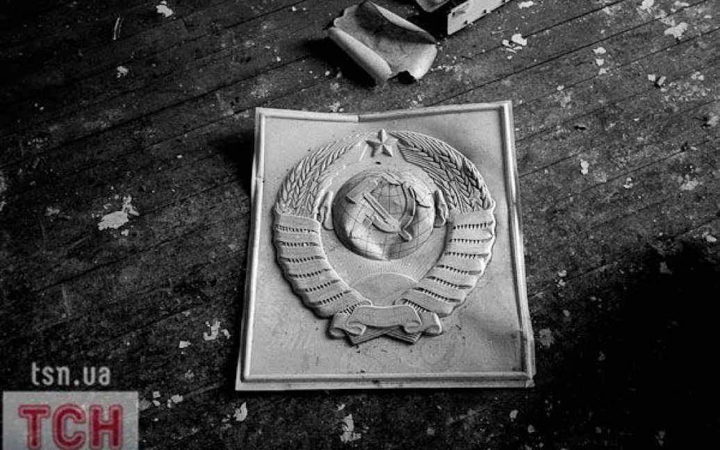 Плакат з гербом СРСР залишився на підлозі у покинутій школі. / © Артур Бондарь/ТСН.ua