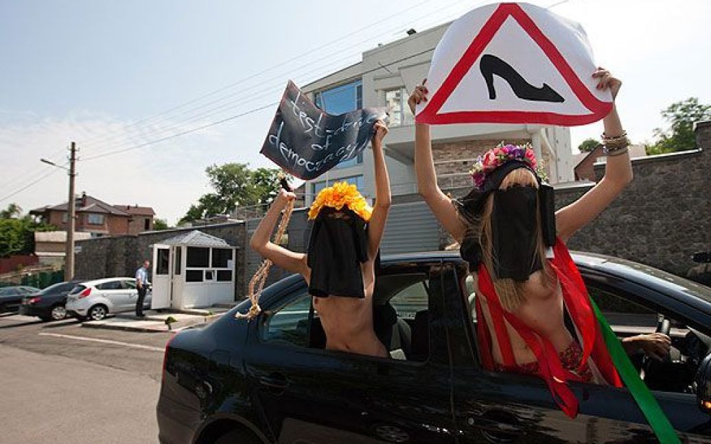 Активістки руху FEMEN у хіджабах розгорнули плакати "Жінкам - машини, чоловікам &ndash; верблюди!", "Жінки рулять!", "Let&#039;s drive", "Wild morals". / © Жіночий рух FEMEN