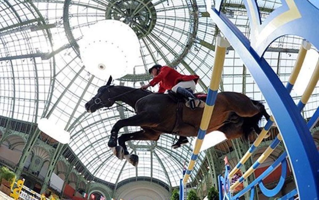 Франція, Париж. Німець Крістіан Альманн стрибає на своєму коні Taloubet Z під час міжнародних змагань з конкуру "Гран-Гермес" у Парижі. / © AFP