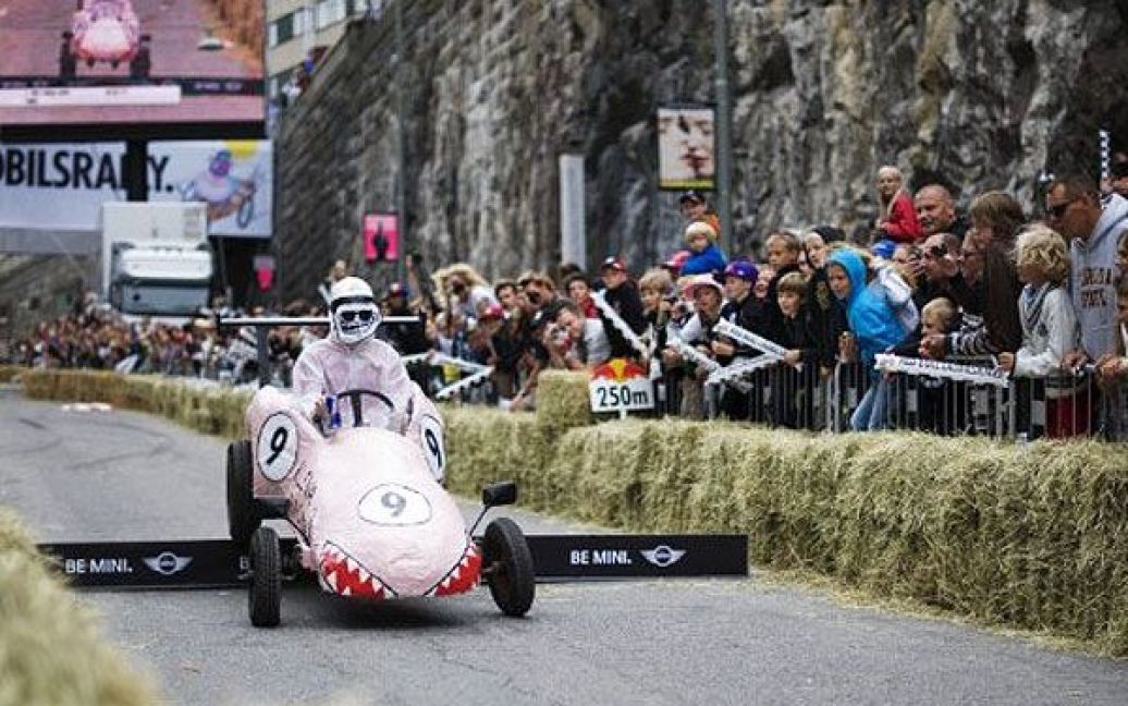В Стокгольмі провели перегони на саморобних "мильницях" Stockholm Red Bull Soapbox 2011. / © AFP