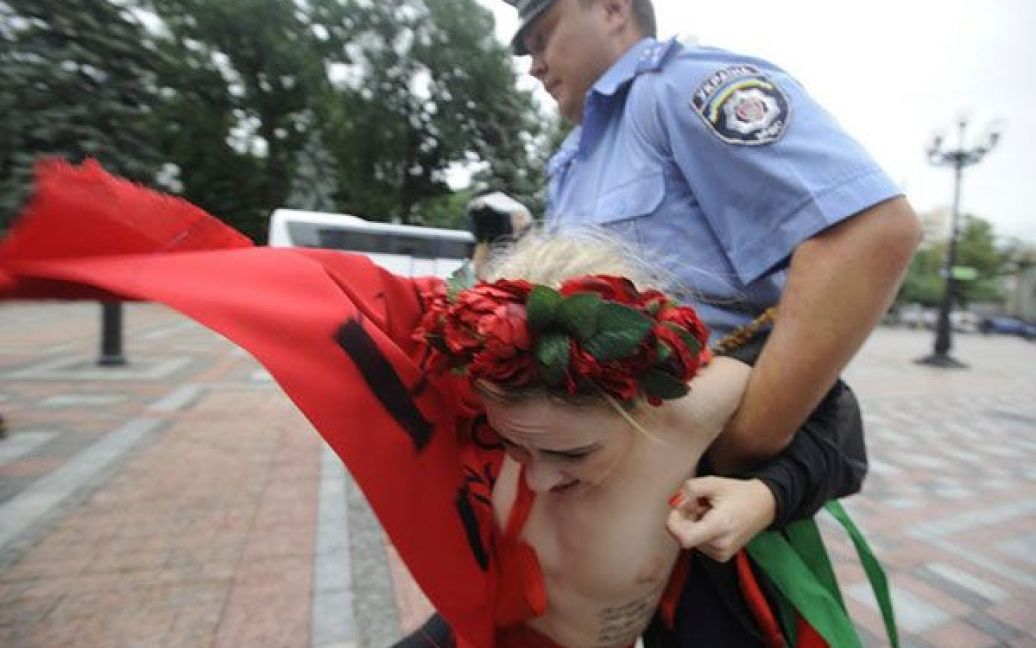 Активістки FEMEN влаштували під Верховною радою топлес-протест "Депутат, не бикуй!" проти пенсійної реформи. / © Жіночий рух FEMEN
