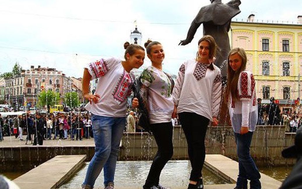 У Чернівцях спробували встановити новий рекорд України за кількістю людей, одночасно одягнених у вишиванки. / © УНІАН