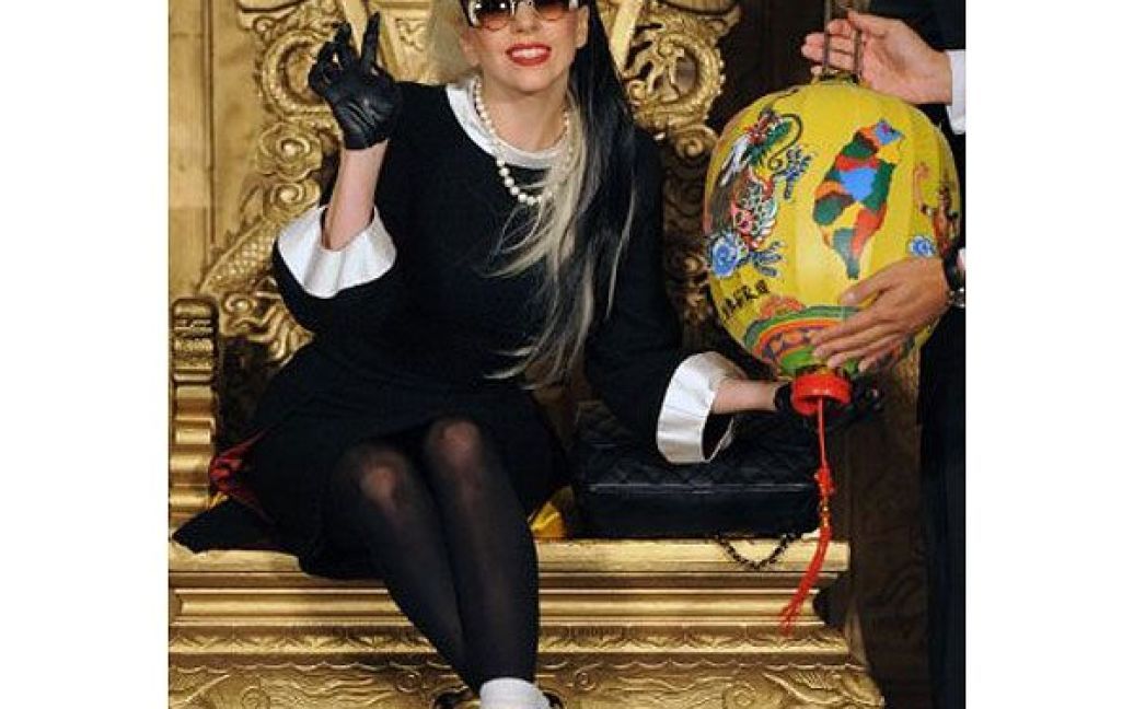 Тайвань, Тайбей. Американська епатажна співачка Lady Gaga отримує в подарунок під час прес-конференції в Тайбеї. Гага пообіцяла своїм шанувальникам наступного року влаштувати азіатське турне і виступити з концертом в Тайбеї. / © AFP