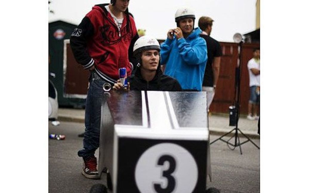 В Стокгольмі провели перегони на саморобних "мильницях" Stockholm Red Bull Soapbox 2011. / © AFP