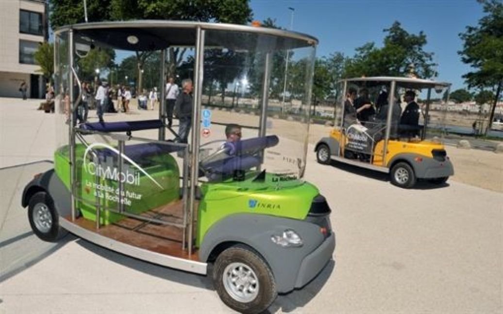 Перший експериментальний рейс автобуса без водія запустили у французькому місті Ла-Рошель в рамках європейського проекту Citymobil. / © AFP