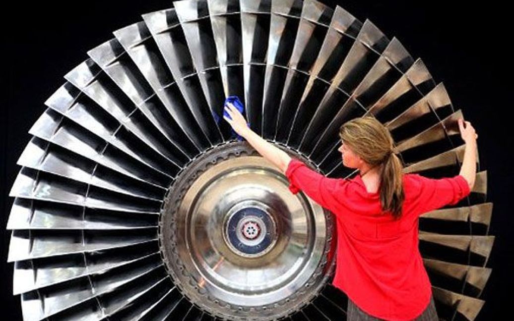 Великобританія, Лондон. Працівниця очищає реактивний двигун Pratt & Whitney, виготовлений у 1970 році, який виставили на ярмарку образотворчих мистецтв і антикваріату "Олімпія" в Лондоні. / © AFP