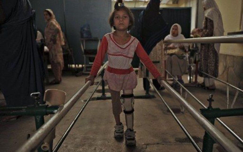 Афганістан, Кабул. Афганська дівчинка виконує вправи на штучній нозі у лікарні Міжнародного Комітету Червоного Хреста для жертв війни та інвалідів у Кабулі. / © AFP