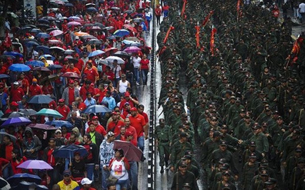 Венесуела, Каракас. Прихильники президента Венесуели Уго Чавеса і члени боліваріанської міліції беруть участь у ході в пам&#039;ять про дев&#039;яту річницю невдалого заколоту проти президента. / © AFP