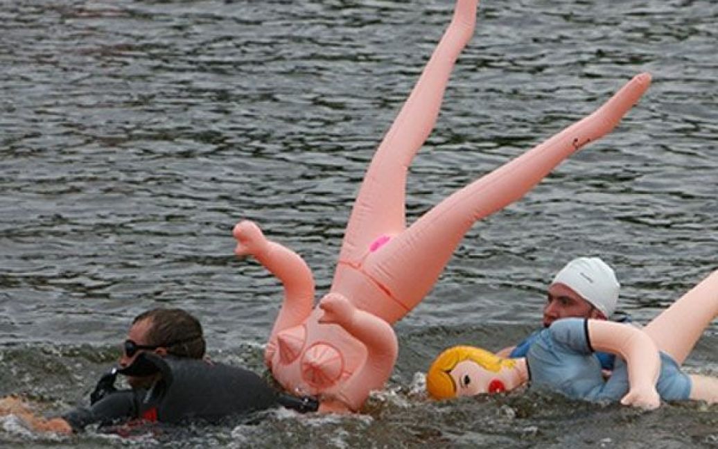 У Вільнюсі відбувся заплив на надувних секс-ляльках "Барракуда 2011". / © AFP