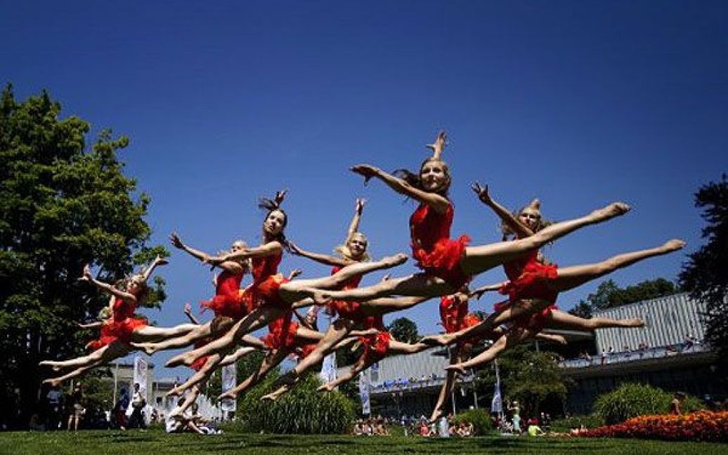 Швейцарія, Лозанна. Фінські гімнастки стрибають під час відкриття 14-ої Всесвітньої Гімнастеріади 2011 в Лозанні, Швейцарія. Змагання є найбільшою подією в світі гімнастики, на яку зібрались близько 20000 учасників з 55 країн. / © AFP