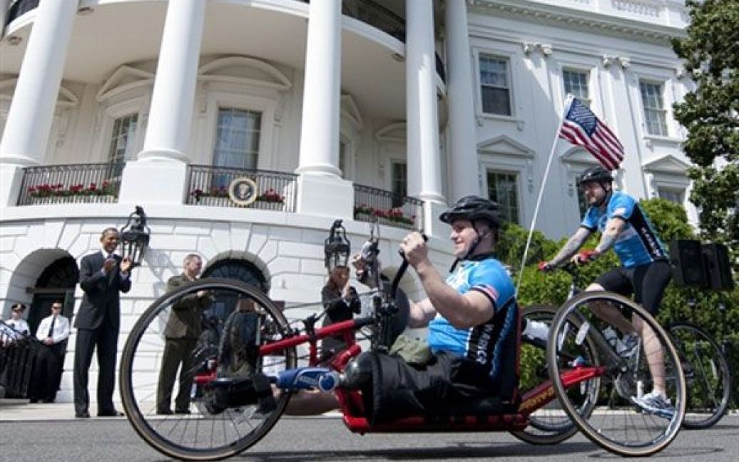 США, Вашингтон. Президент США Барак Обама вітає учасників проекту "Поранені воїни", які беруть участь у "Велопробігу солдатів", на Південній галявині Білого дому у Вашингтоні. / © AFP