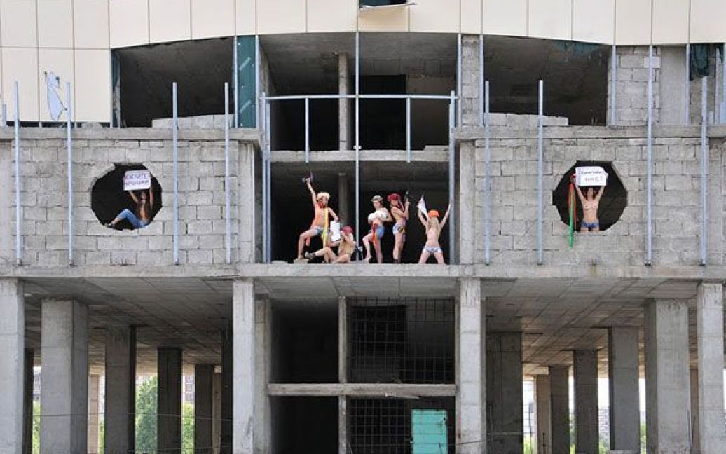 Жіночий рух FEMEN провів на київській довгобудові топлес-протест "Голі стіни". / © Жіночий рух FEMEN
