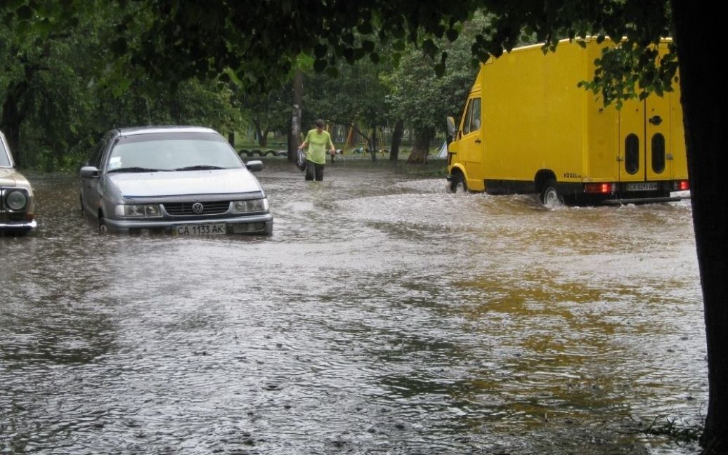 Сильні дощі призвели до справжньої повені в Черкасах. / © gazeta.ua