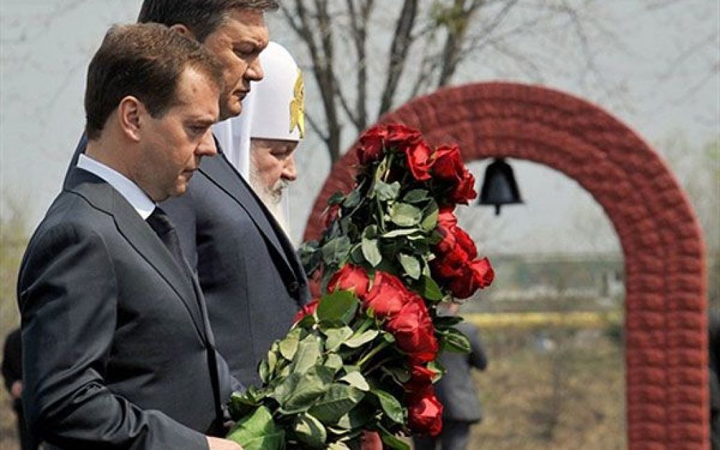 Віктор Янукович та Дмитро Мєдвєдєв відвідали меморіальний комплекс "Зірка Полин" / © 