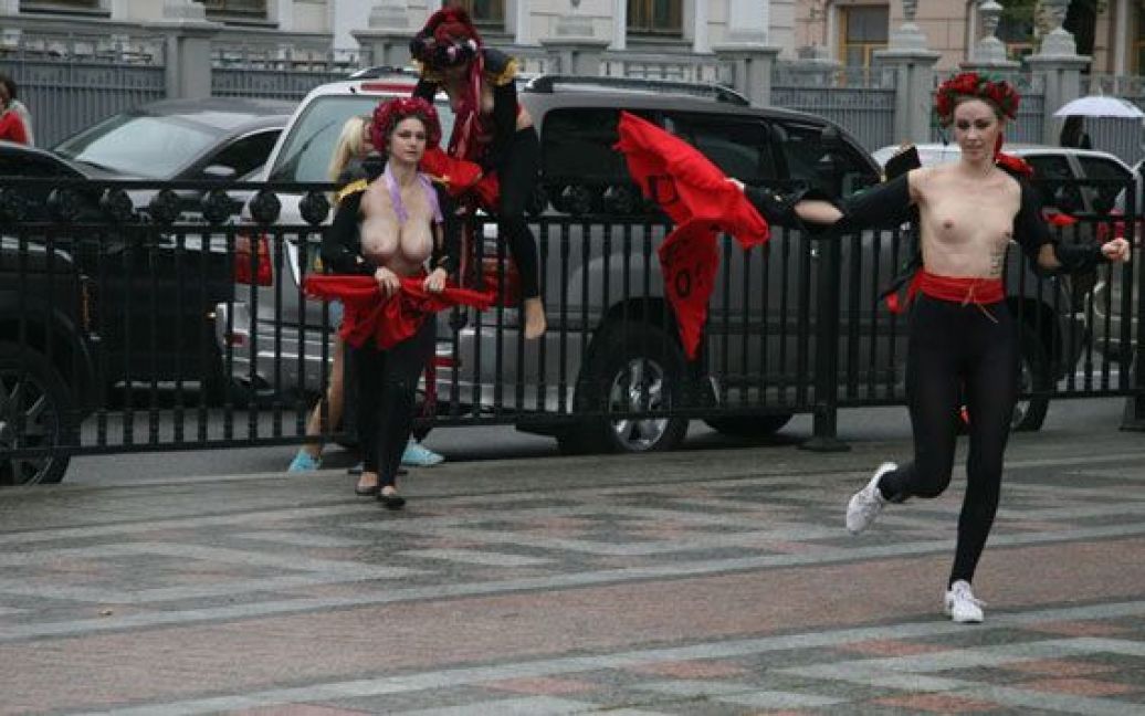 Активістки FEMEN влаштували під Верховною радою топлес-протест "Депутат, не бикуй!" проти пенсійної реформи. / © Жіночий рух FEMEN