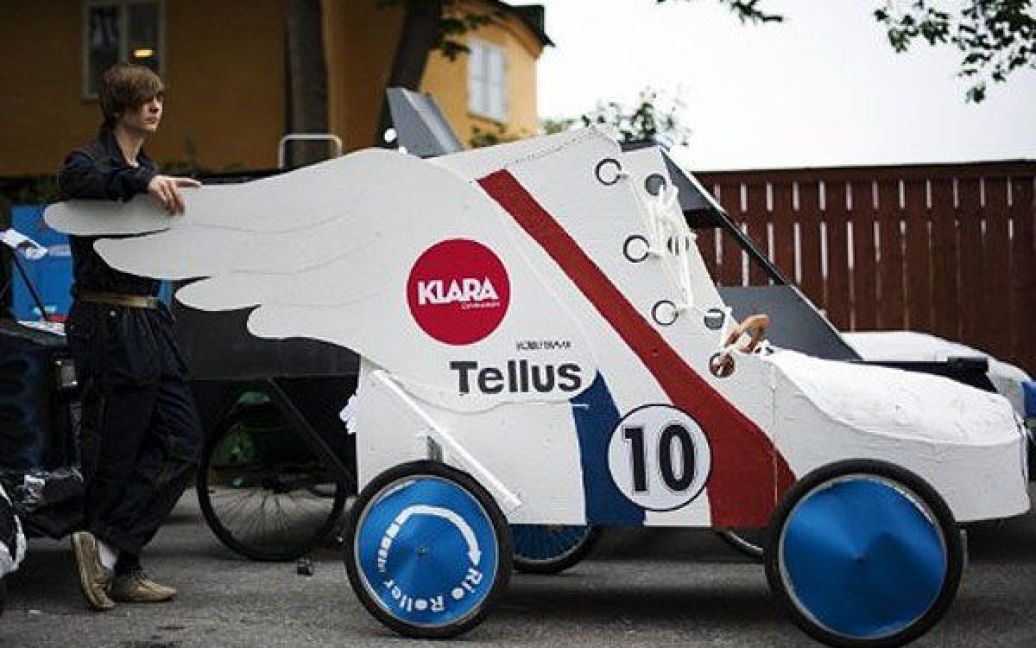 В Стокгольмі провели перегони на саморобних "мильницях" Stockholm Red Bull Soapbox 2011. / © AFP