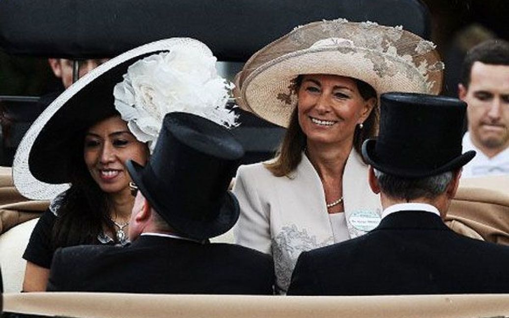 Мати Кейт Міддлтон, дружини британського принца Вільяма, також відвідала королівські скачки. / © 