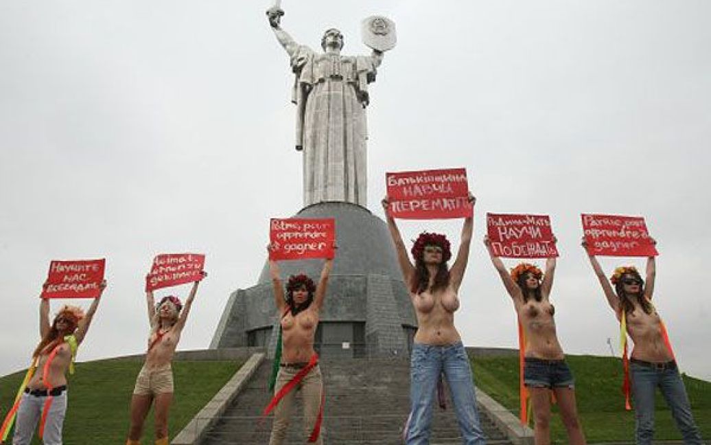 Жіночий рух FEMEN присвятив Дню Перемоги топлес-акцію "Батьківщина-мати, навчи перемагати!" / © УНІАН