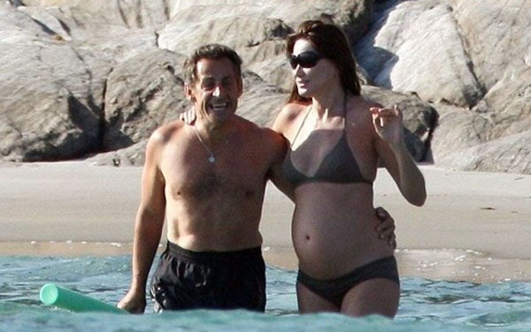 Президент Франції Ніколя Саркозі з вагітною дружиною Карлою Бруні-Саркозі відпочиває у форті Брегансон. / © dailymail.co.uk