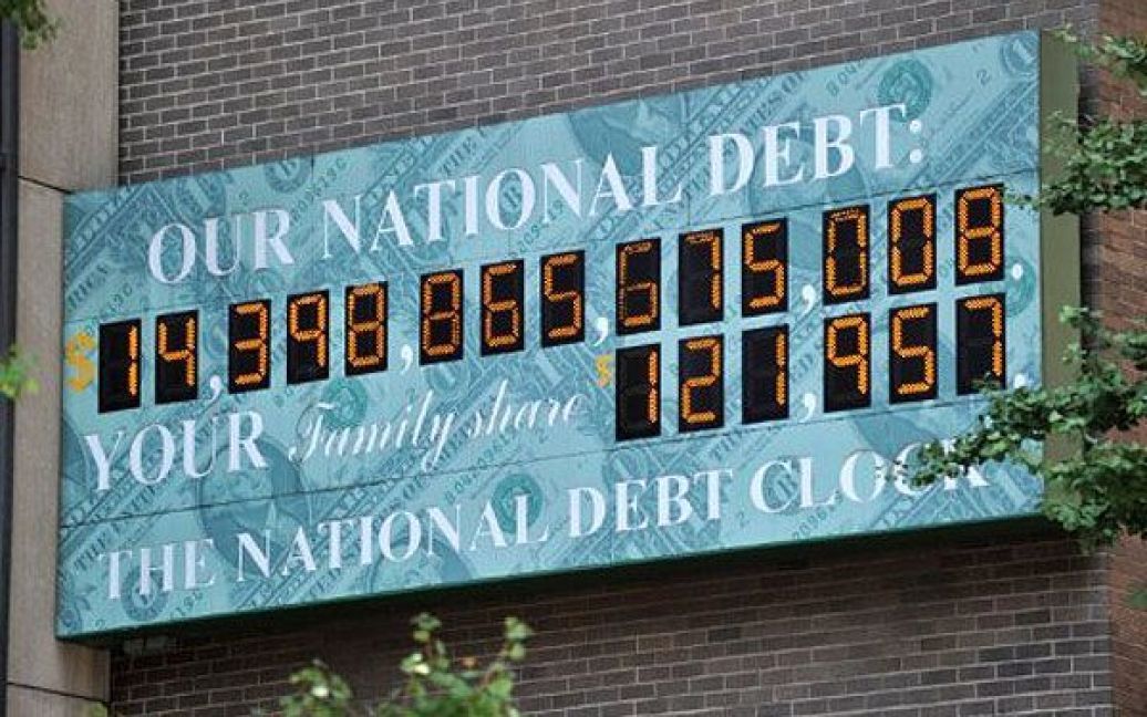 США, Нью-Йорк. Величезний цифровий Годинник Національного боргу вивісили на Шостій авеню в Нью-Йорку. Білий дім заявив, що він впевнений у досягненні домовленості про підвищення стелі боргу країни. / © AFP