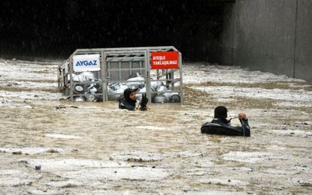 Сильні зливи та град затопили столицю Туреччини Анкару, перетворивши місто на один суцільний потік води. / © haberturk.com