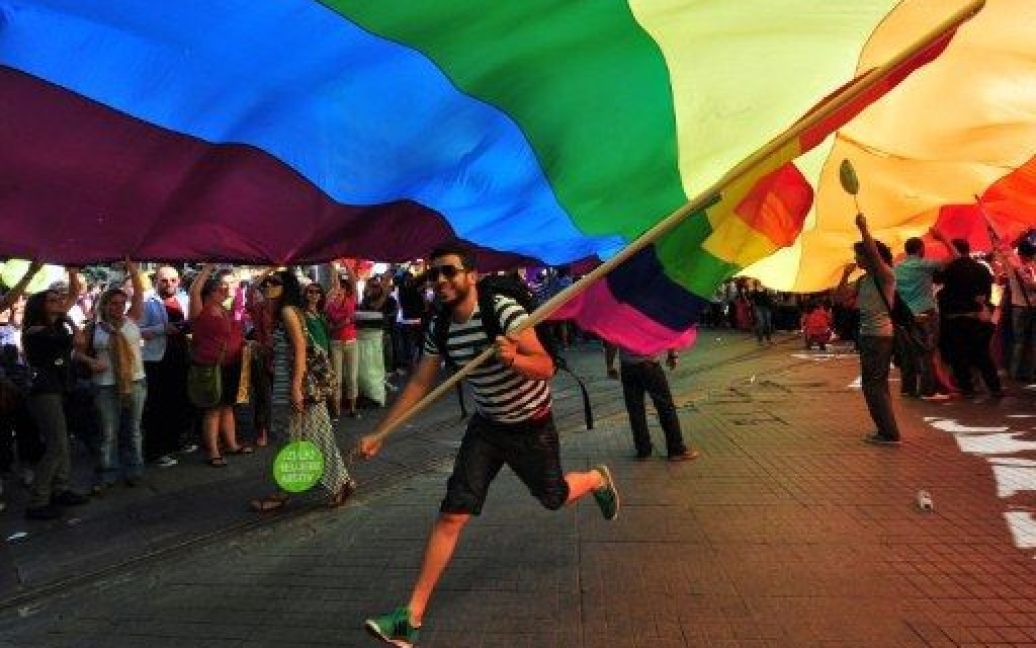 Туреччина, Стамбул. Тисячі людей взяли участь в гей-параді на Істікляль-авеню в Стамбулі. / © AFP