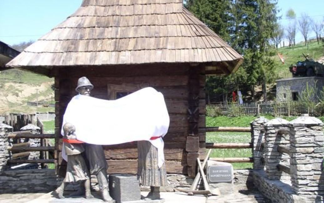 Перший в Україні пам&#039;ятник заробітчанам встановили у закарпатському селі Колочава. / © karpatnews.in.ua